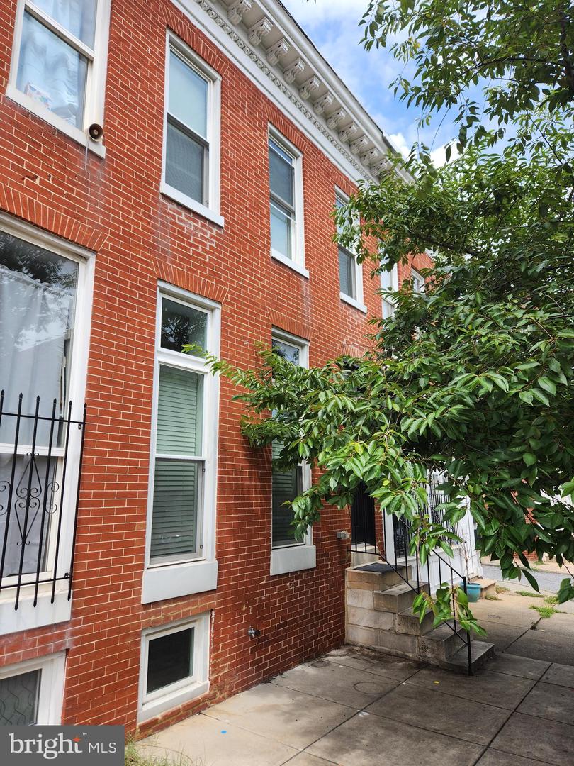 Photo 2 of 27 of 2112 E Fayette St townhome