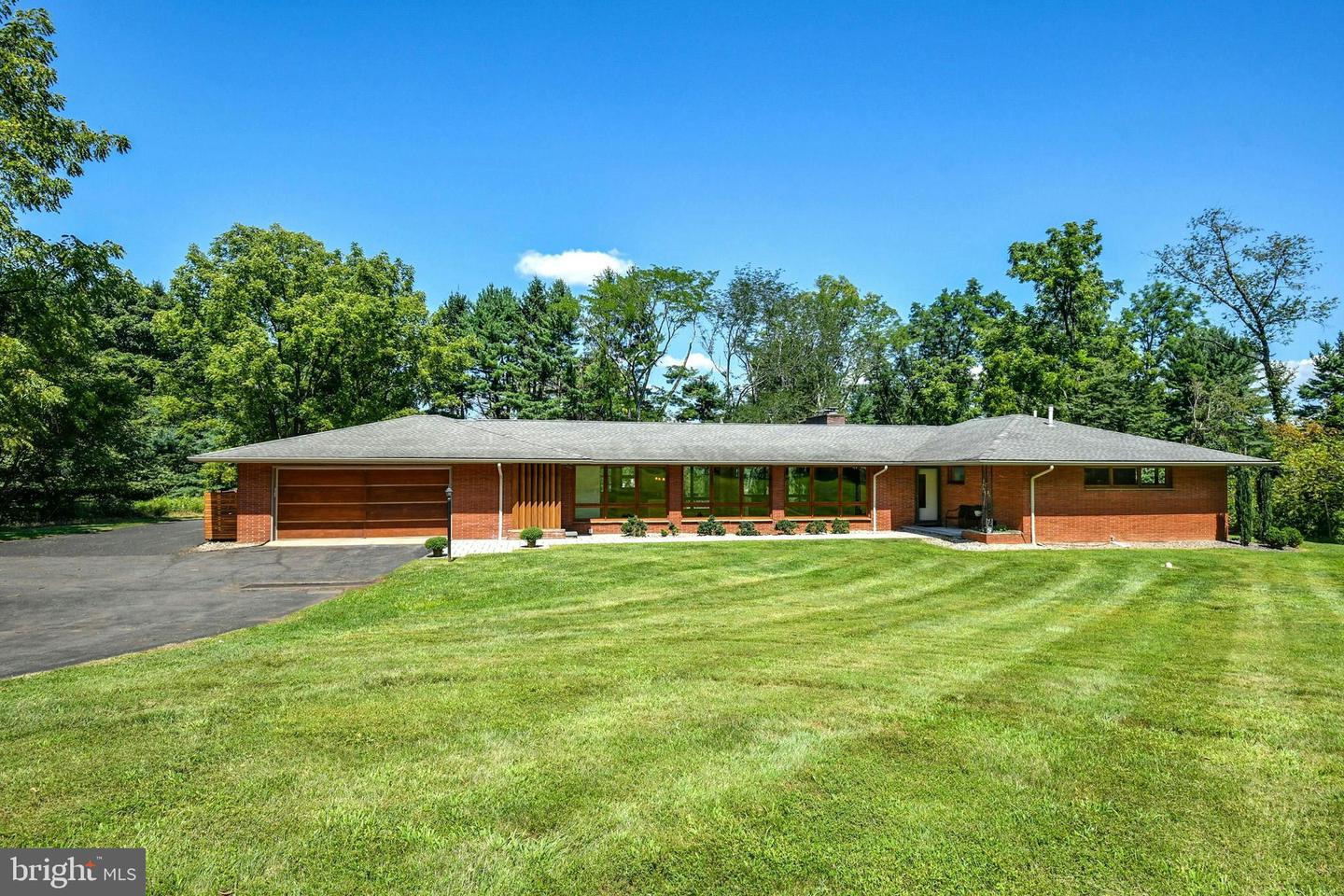 Photo 2 of 44 of 1643 Saucon Valley Rd house