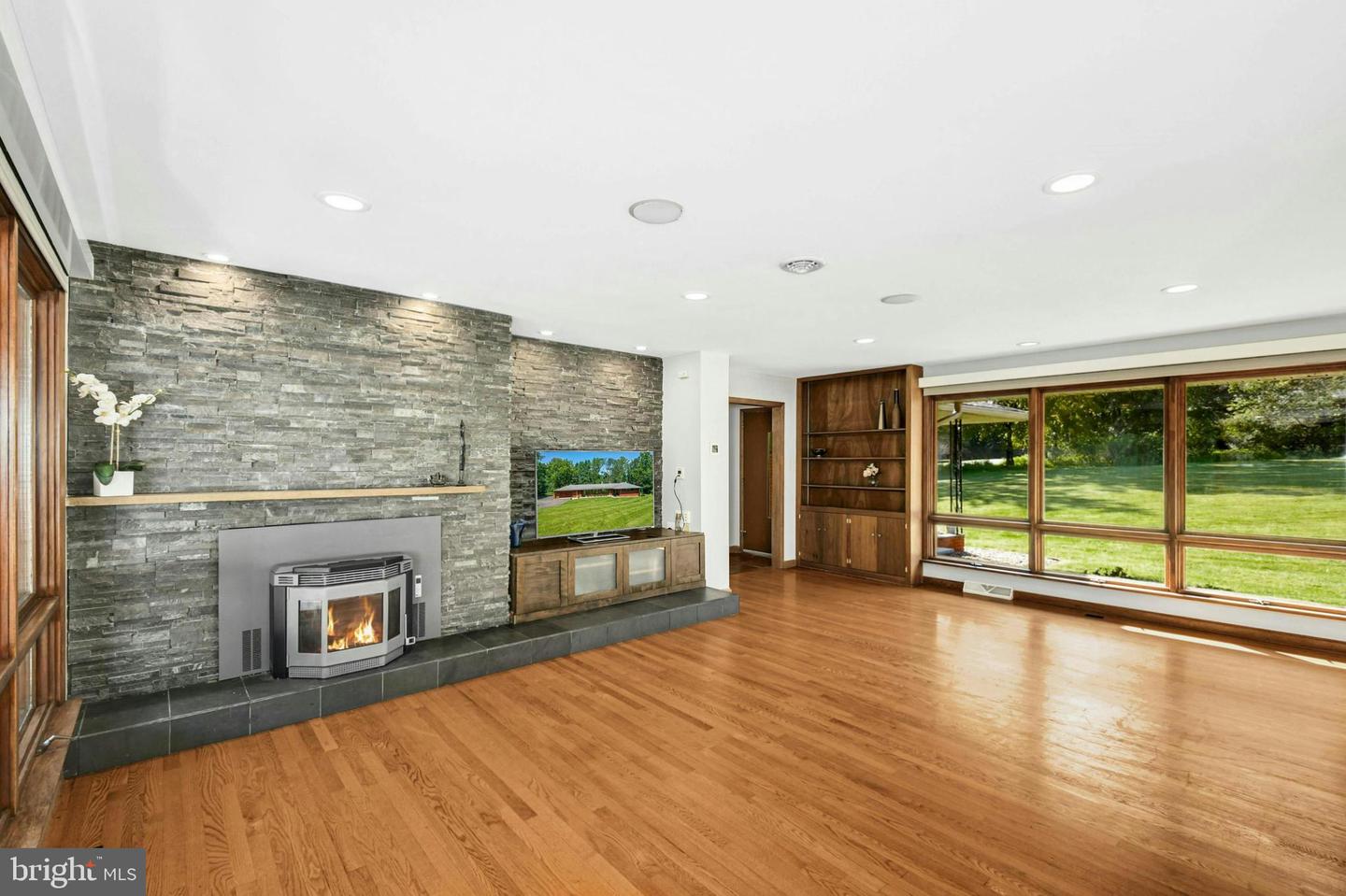 Photo 9 of 44 of 1643 Saucon Valley Rd house