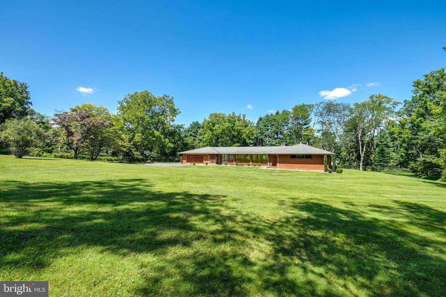 Photo 37 of 44 of 1643 Saucon Valley Rd house