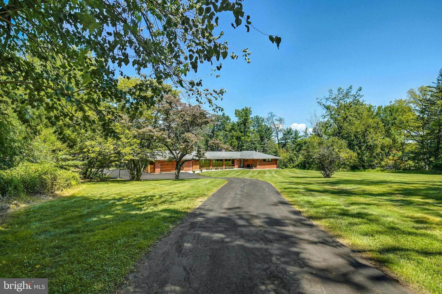 Photo 4 of 44 of 1643 Saucon Valley Rd house