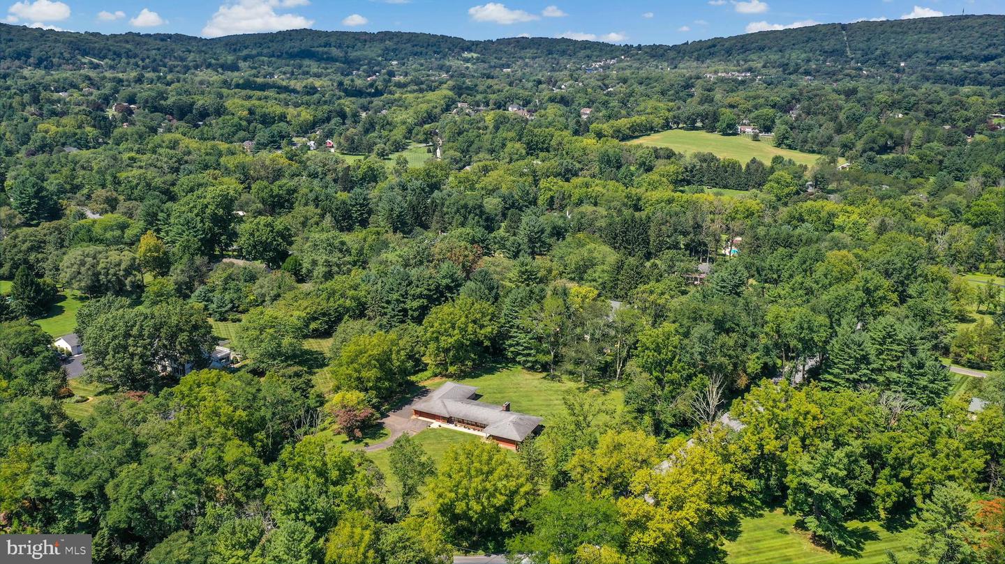 Photo 41 of 44 of 1643 Saucon Valley Rd house