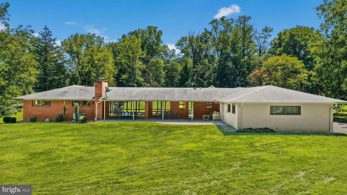 Photo 3 of 44 of 1643 Saucon Valley Rd house