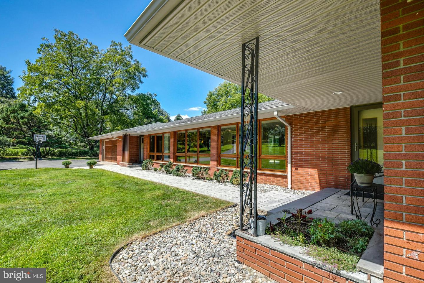 Photo 5 of 44 of 1643 Saucon Valley Rd house