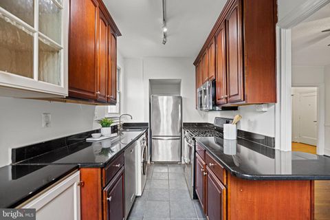 Condominium in Washington DC 3010 Wisconsin AVENUE 8.jpg