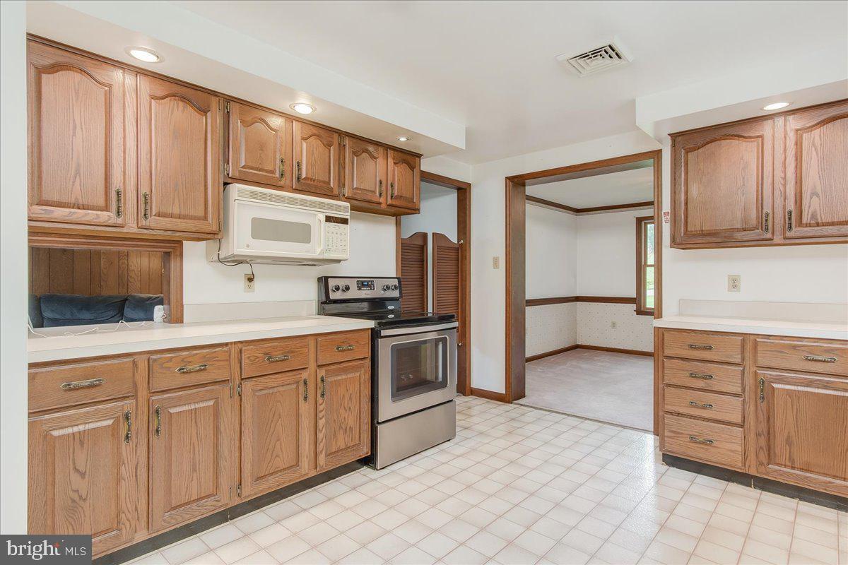Photo 11 of 40 of 13424 Wolfsville Rd house