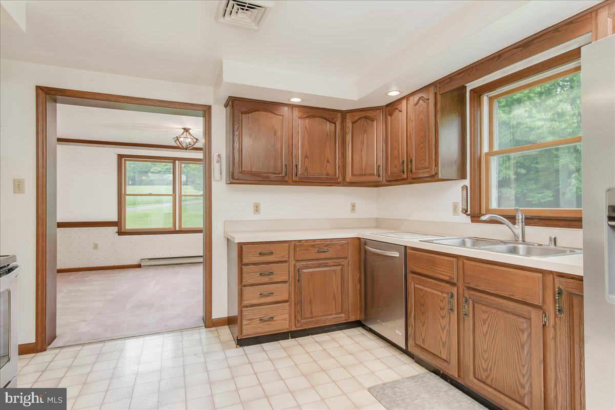 Photo 10 of 40 of 13424 Wolfsville Rd house
