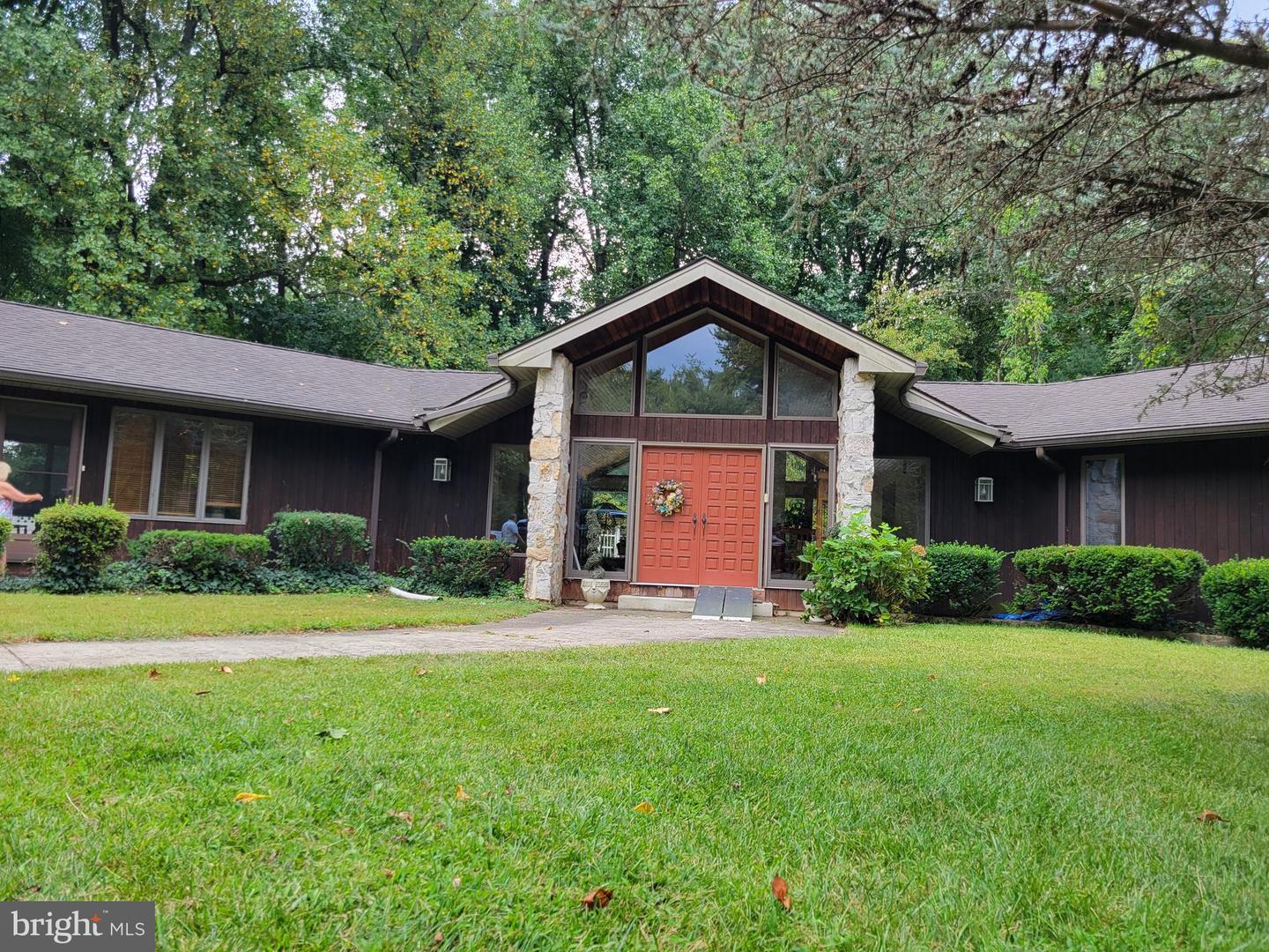 Photo 4 of 5 of 424 Greentree Rd house