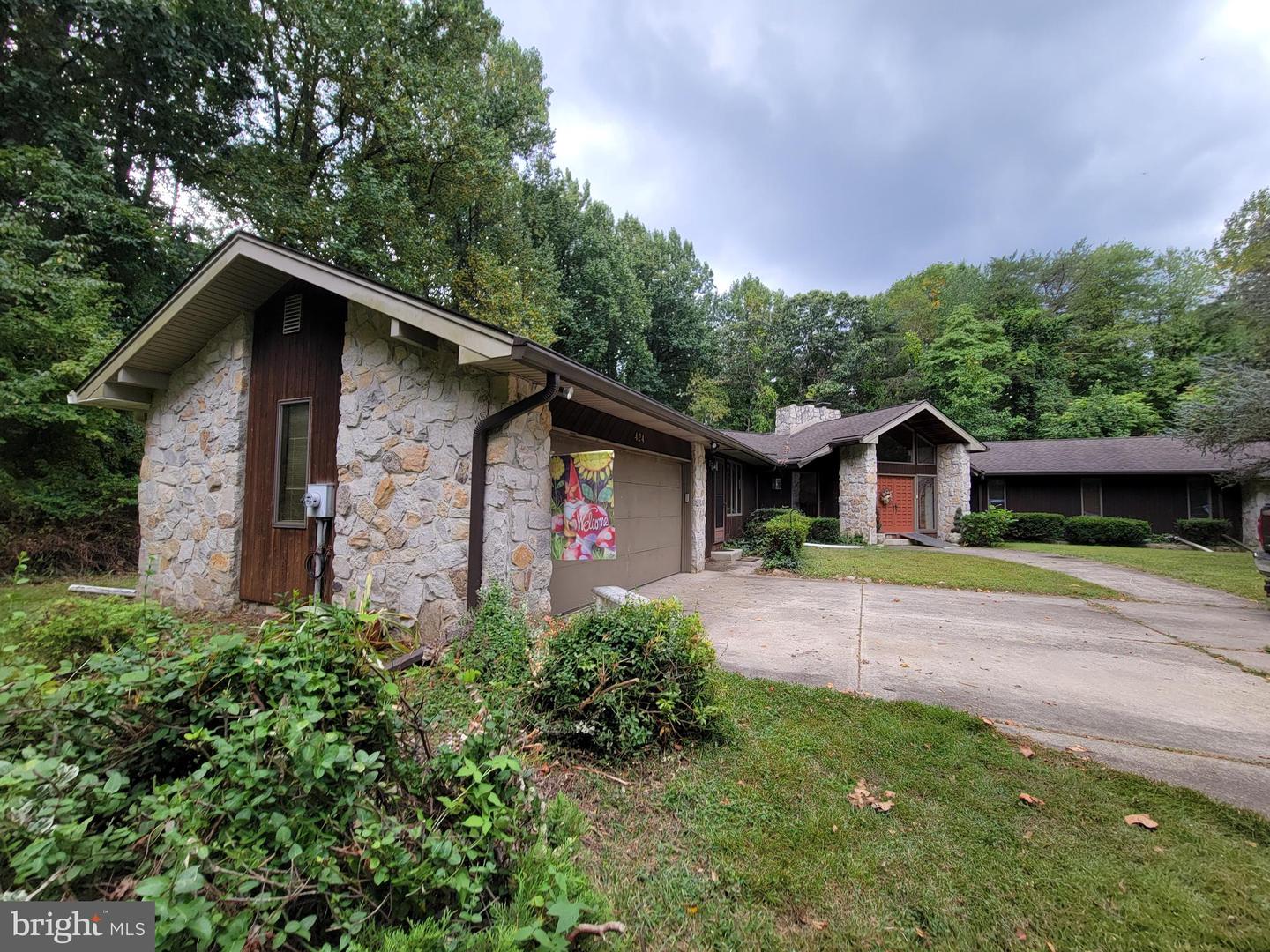Photo 3 of 5 of 424 Greentree Rd house