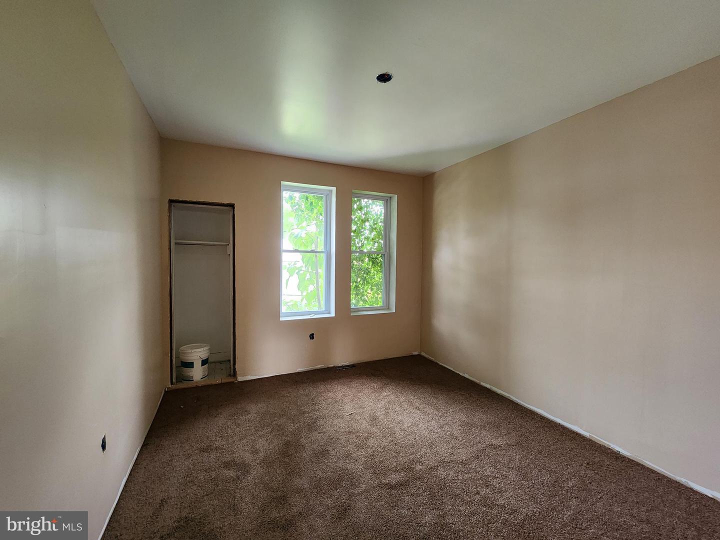 Photo 7 of 13 of 615 Linnard St townhome