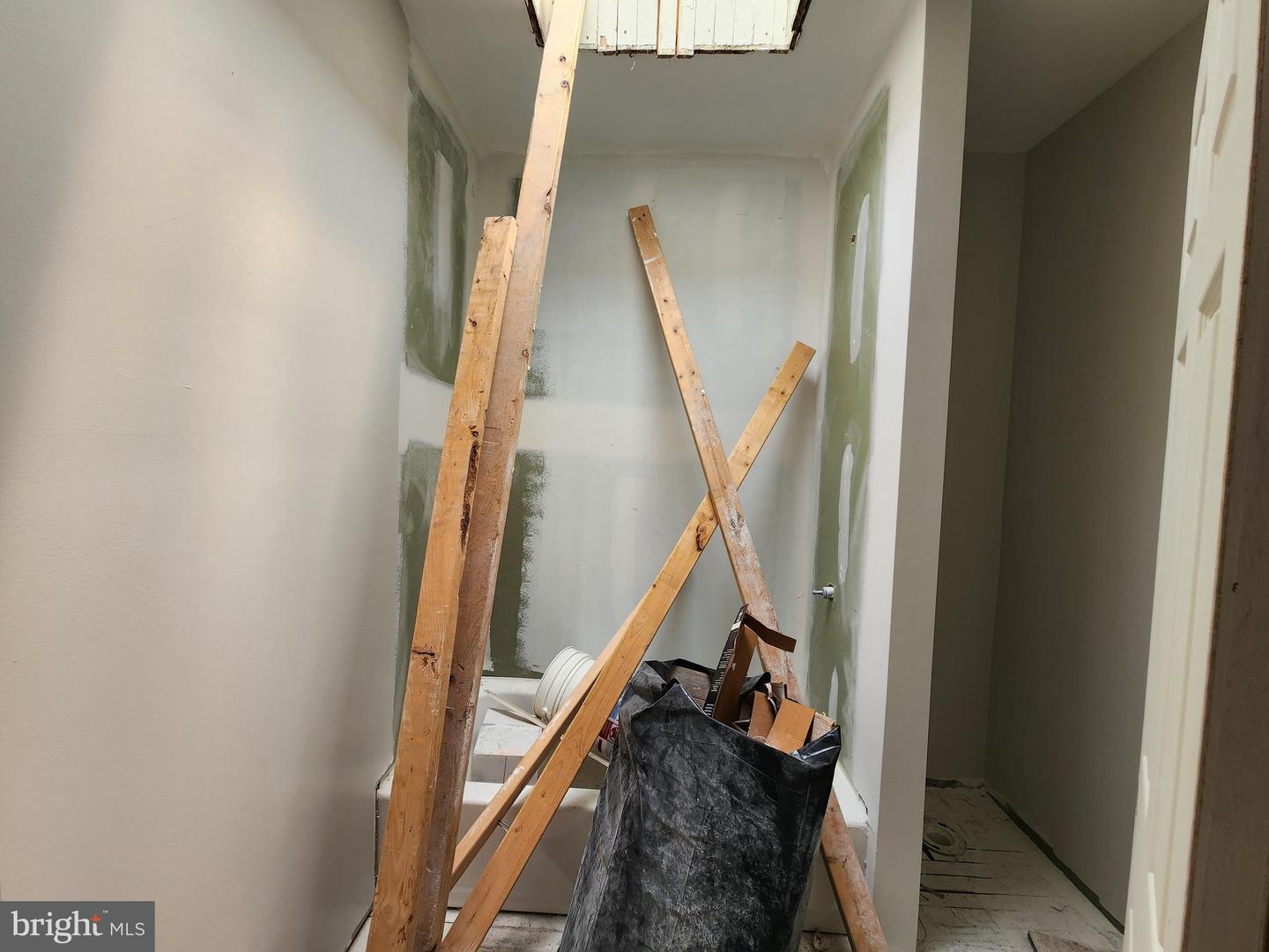 Photo 10 of 13 of 615 Linnard St townhome