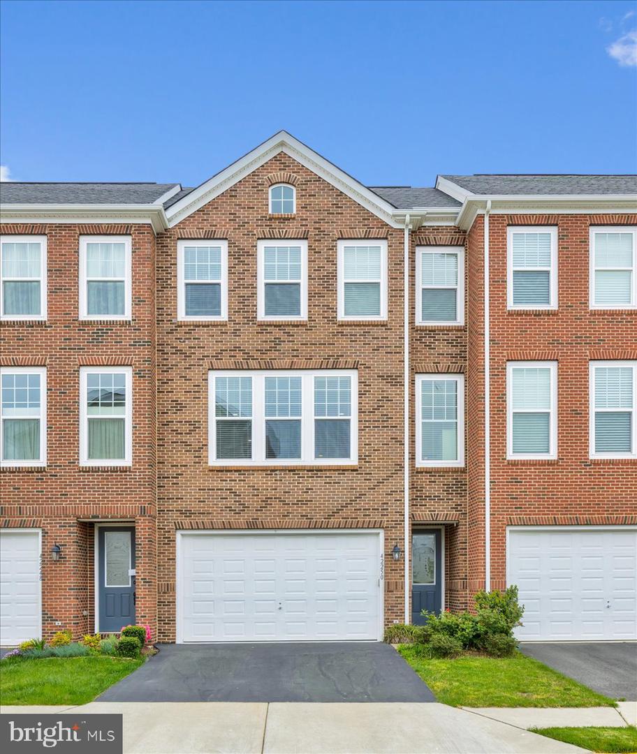 View Chantilly, VA 20152 townhome