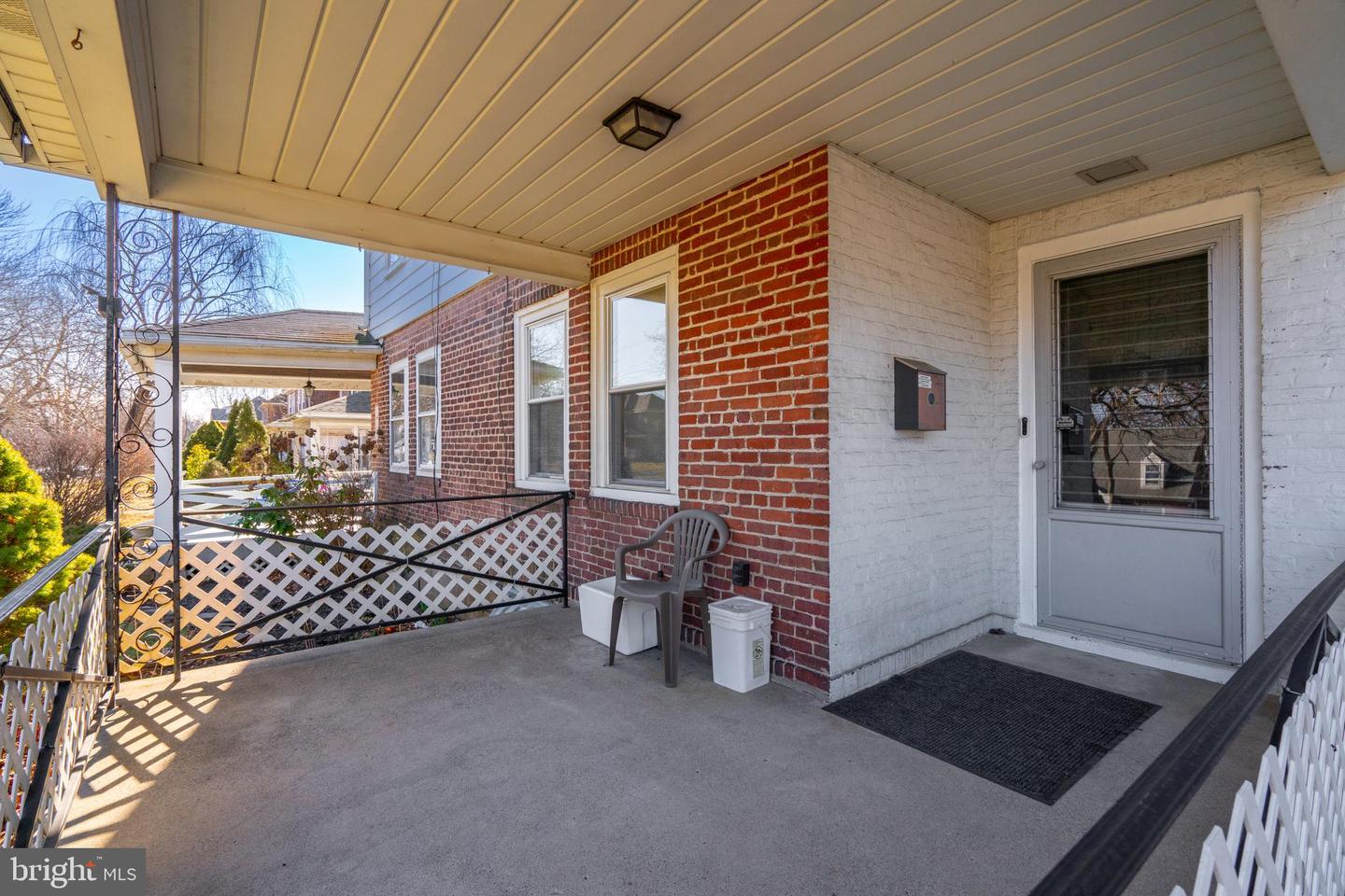 Photo 4 of 30 of 754 E Washington Ave townhome