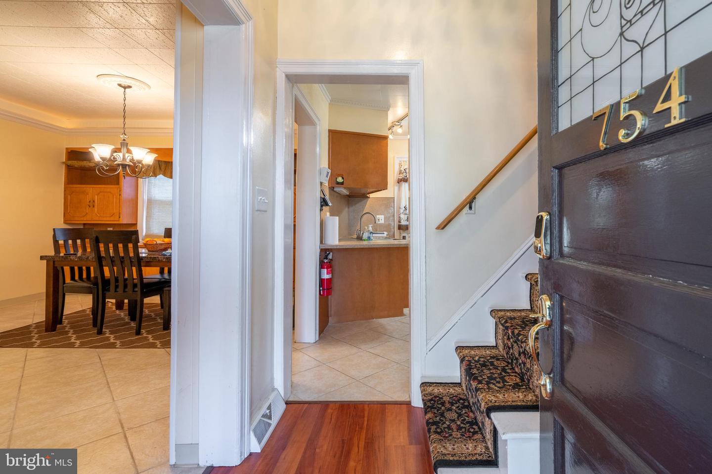 Photo 5 of 30 of 754 E Washington Ave townhome