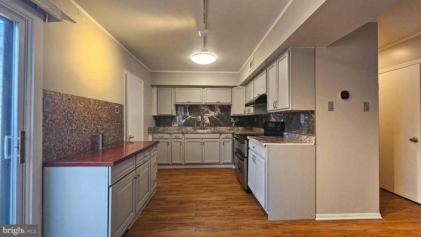 Photo 11 of 41 of 320 State St townhome