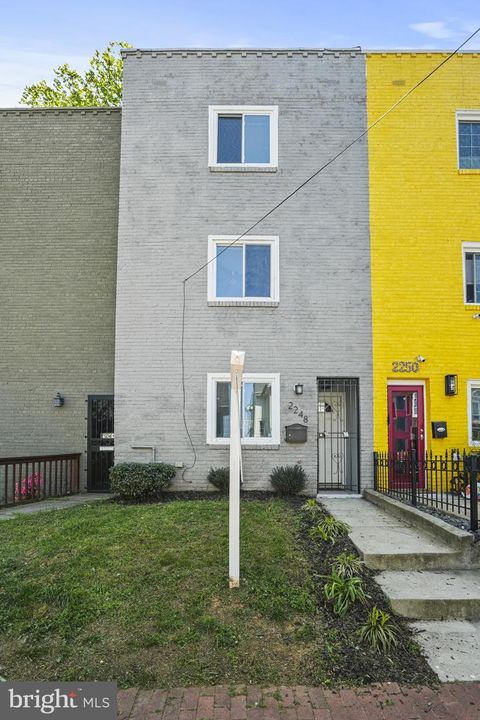 Townhouse in Washington DC 2248 Mount View PLACE.jpg