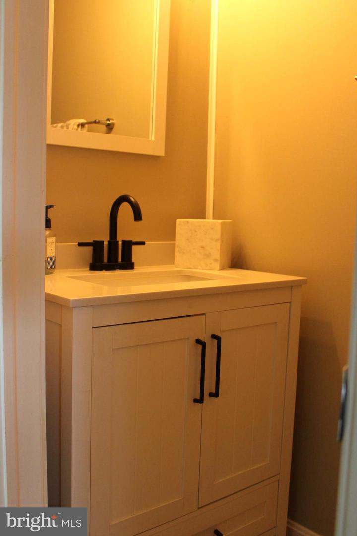 Photo 11 of 22 of 604 Hartland Ct townhome