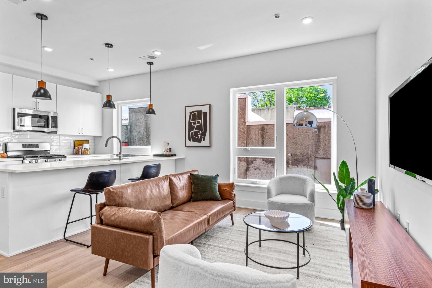 Photo 4 of 31 of 3428 W Westmoreland St townhome