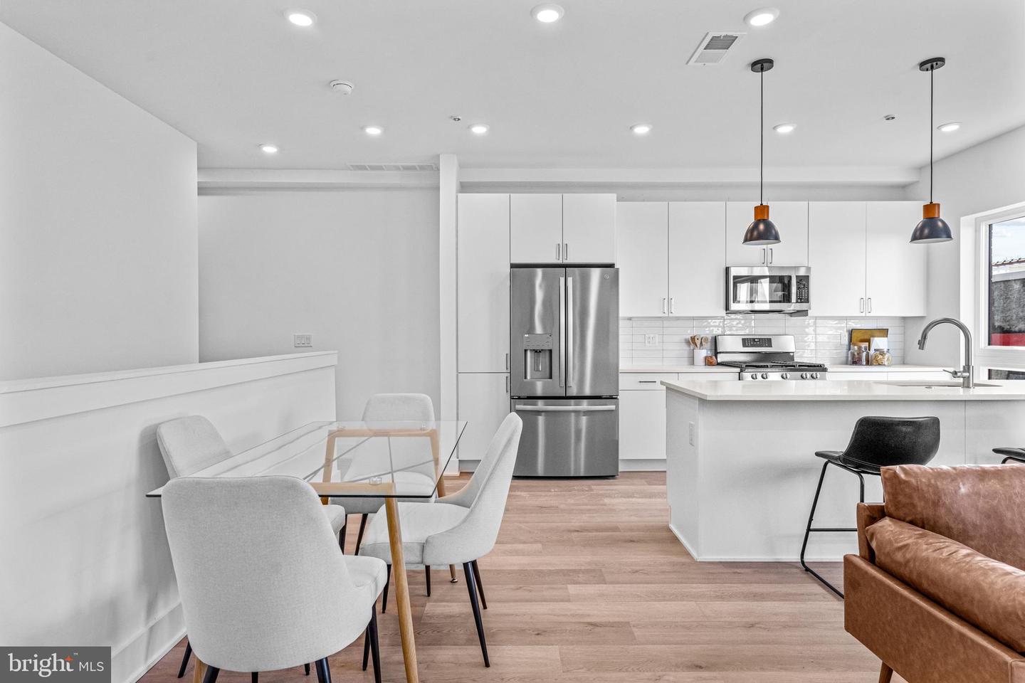Photo 5 of 31 of 3428 W Westmoreland St townhome