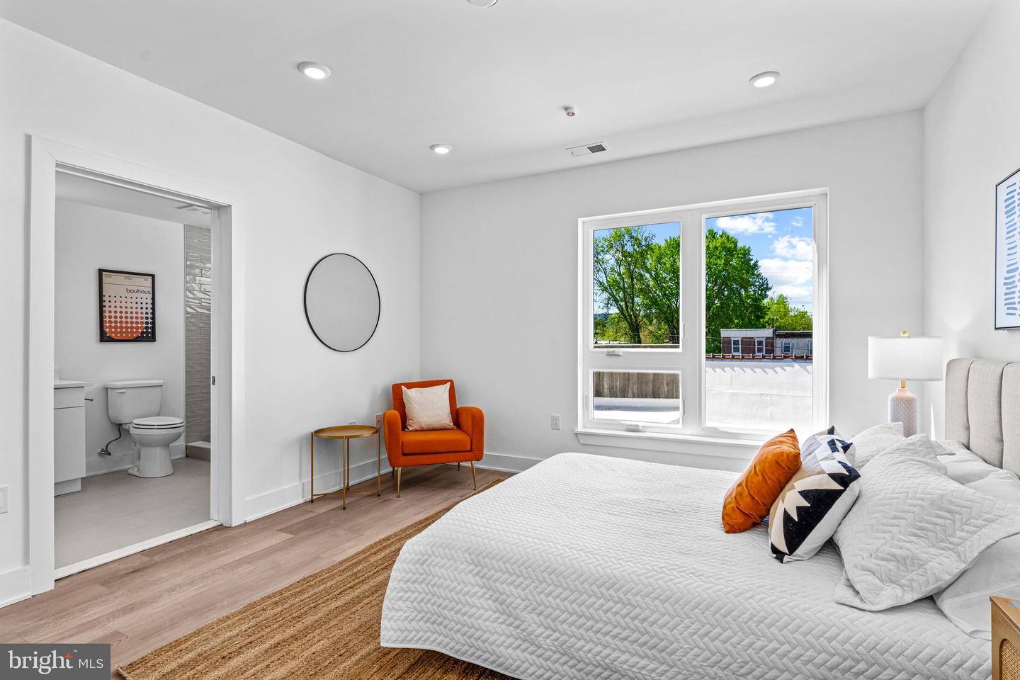Photo 6 of 31 of 3428 W Westmoreland St townhome
