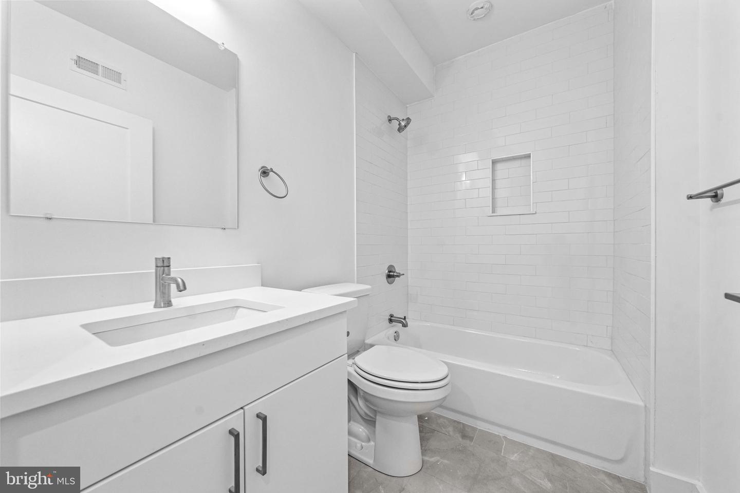 Photo 20 of 31 of 3428 W Westmoreland St townhome