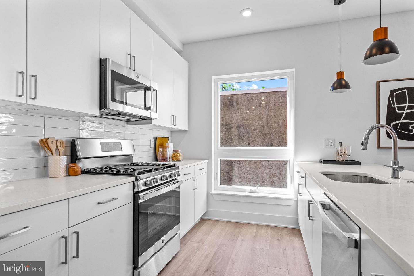 Photo 8 of 31 of 3428 W Westmoreland St townhome
