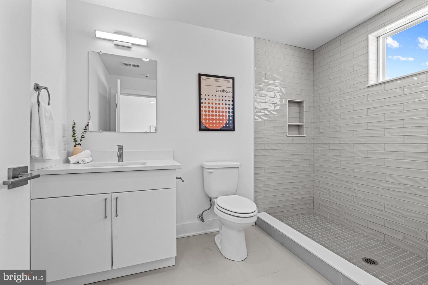 Photo 17 of 31 of 3428 W Westmoreland St townhome