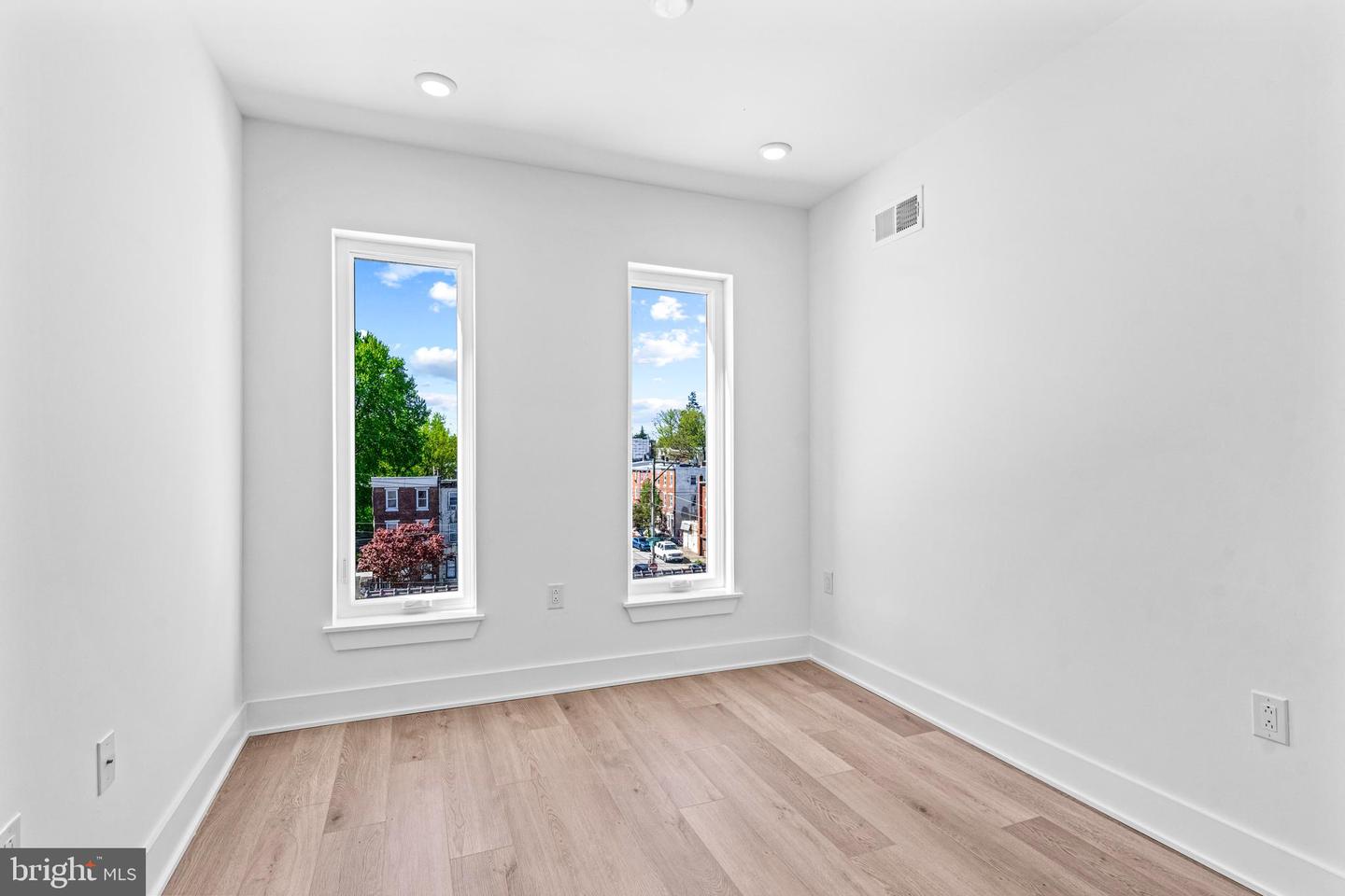 Photo 23 of 31 of 3428 W Westmoreland St townhome