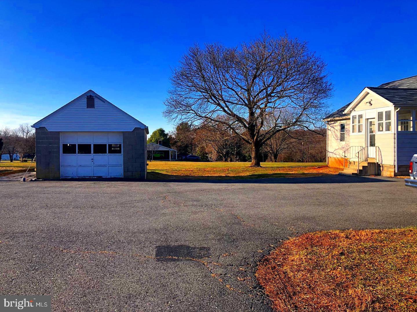 Photo 5 of 10 of 14770 Bushy Park Rd house