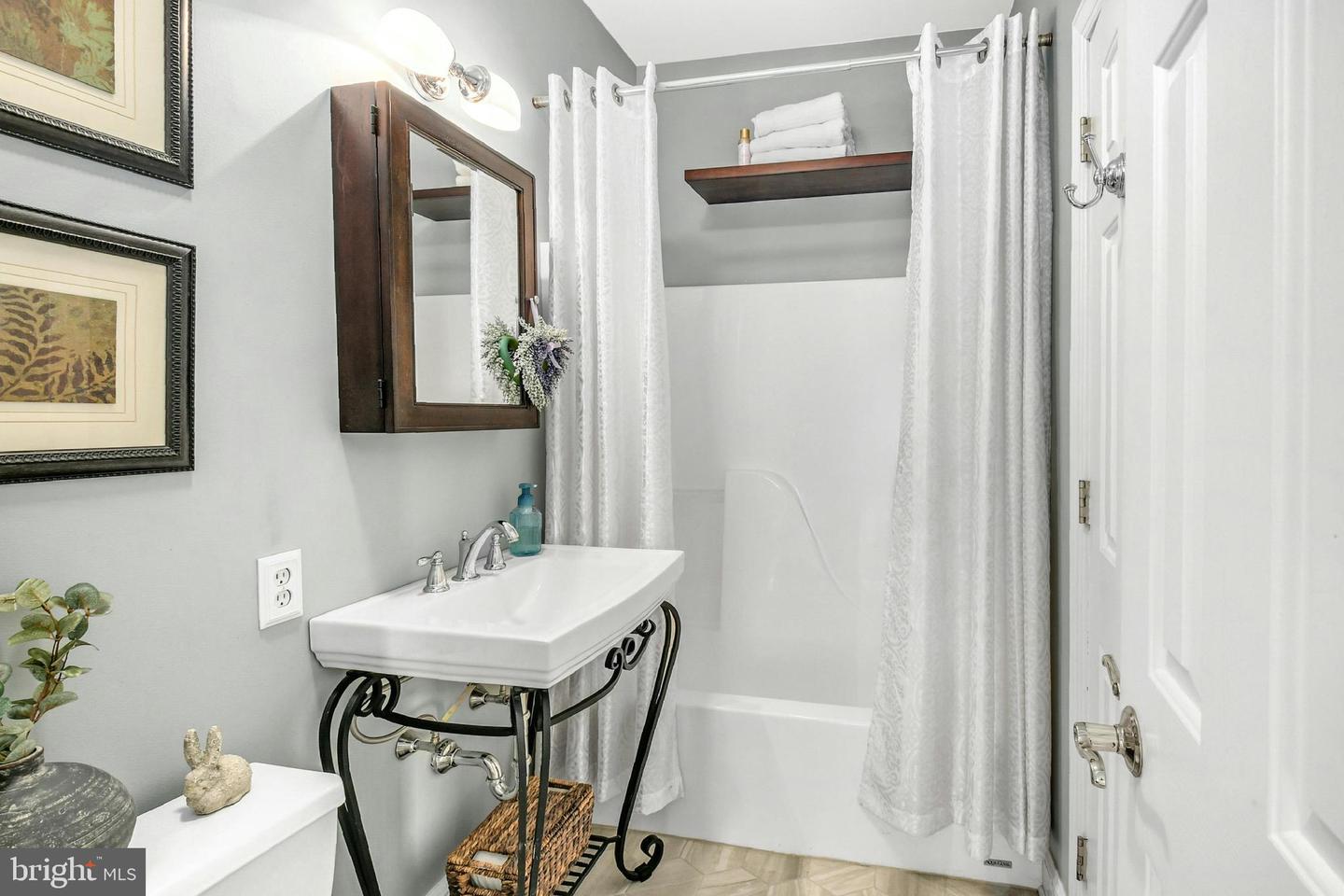 Photo 17 of 41 of 3112 Broadmoor Dr house