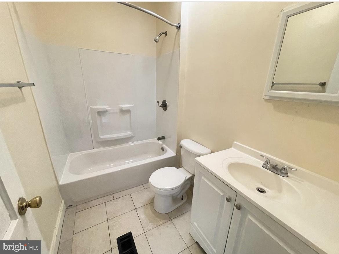 Photo 5 of 5 of 2348 Sidney Ave townhome