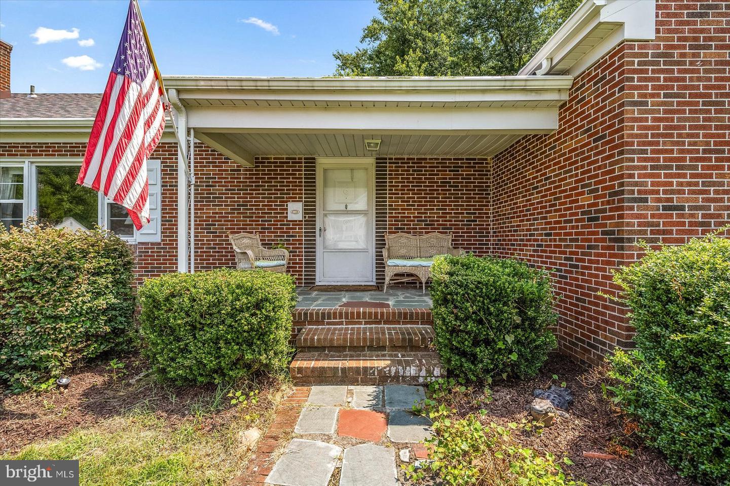 Photo 4 of 51 of 301 Coulbourne Ln house