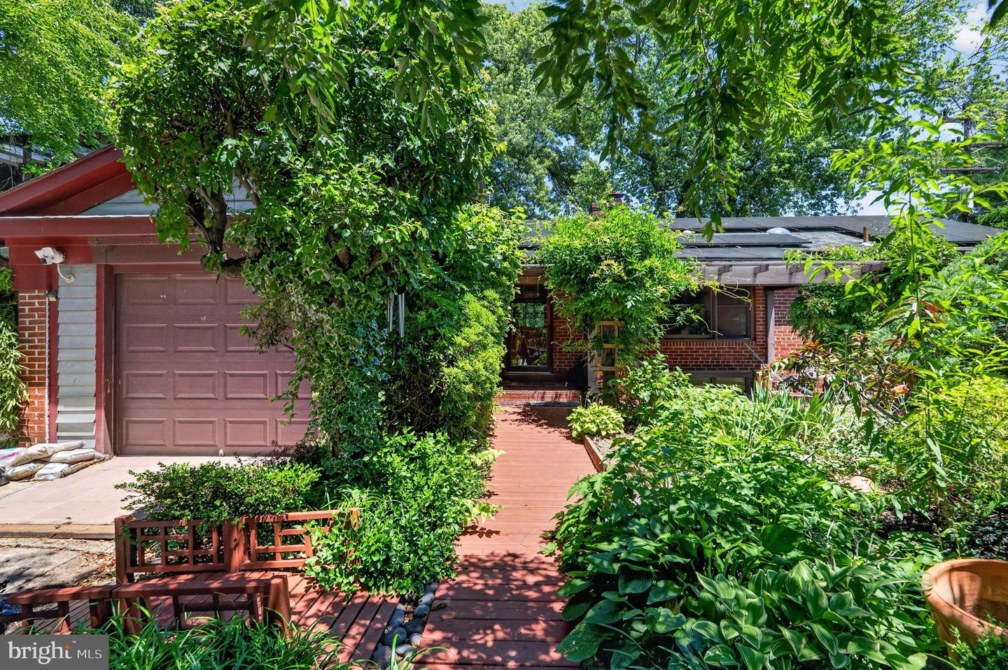 997 N Sycamore Street, Falls Church, VA, 22046