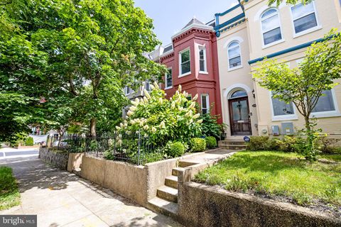 Townhouse in Washington DC 1393 F St St 1.jpg