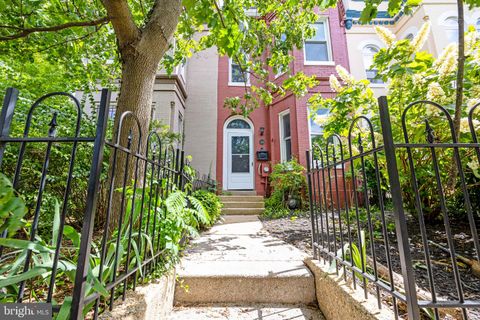 Townhouse in Washington DC 1393 F St St 2.jpg