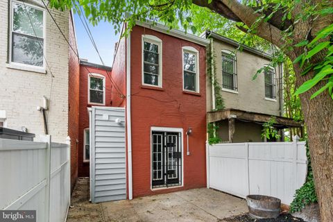 Townhouse in Washington DC 1393 F St St 27.jpg