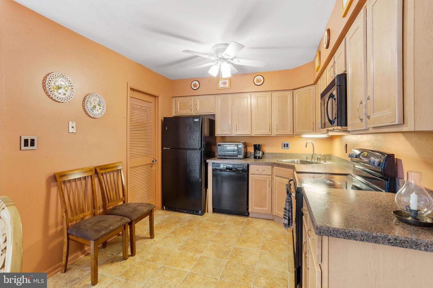 Photo 12 of 24 of 35 Uxbridge Pl condo
