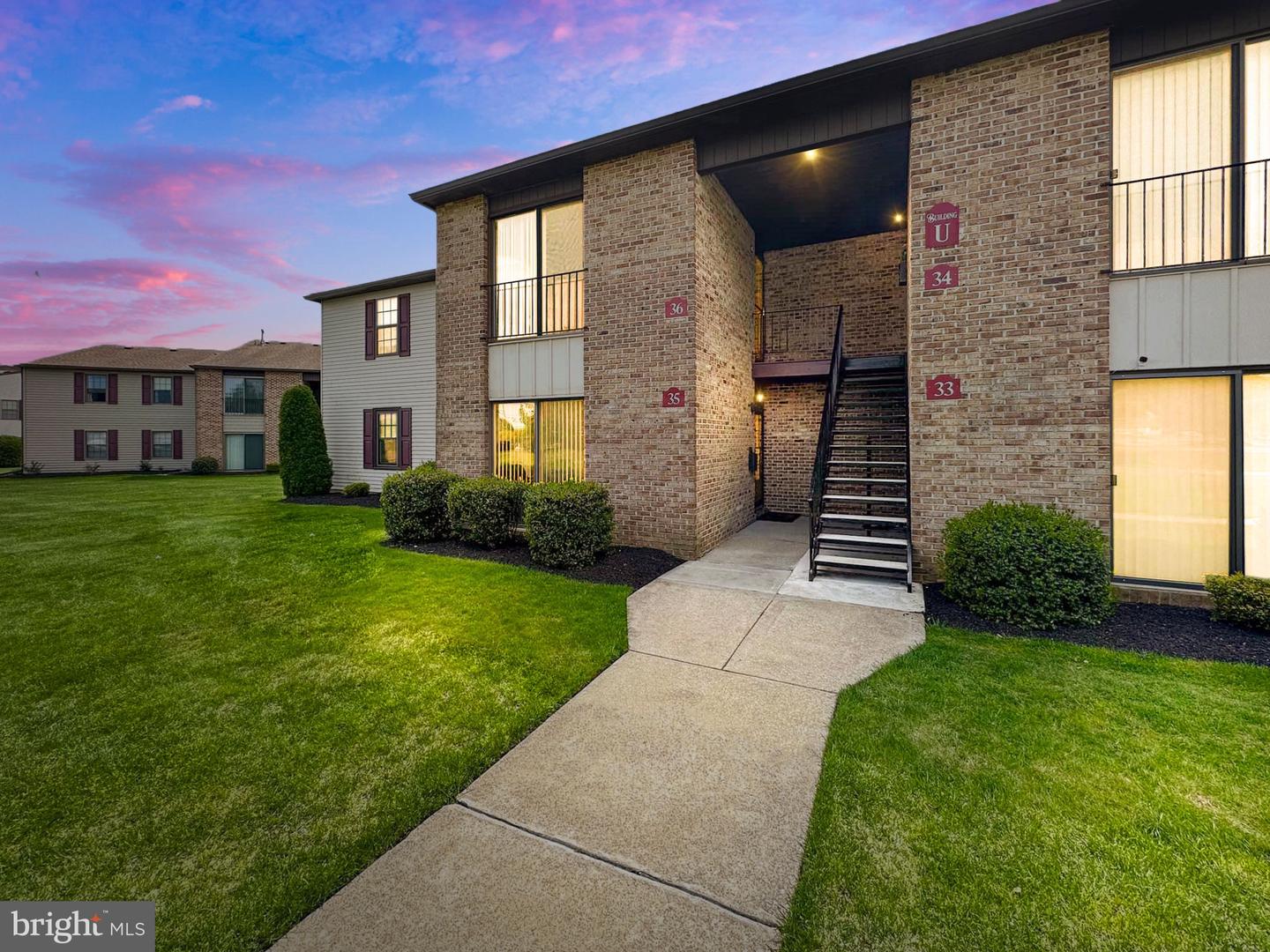 Photo 1 of 24 of 35 Uxbridge Pl condo