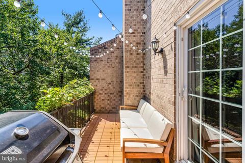 Townhouse in Arlington VA 949 Rolfe STREET 39.jpg