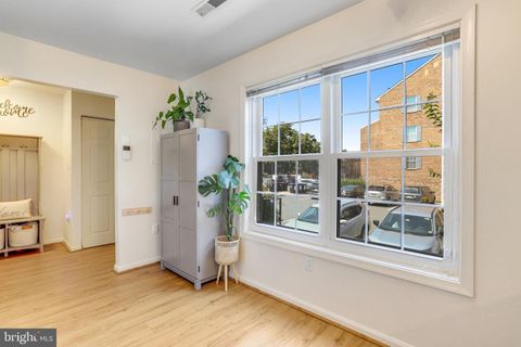 Townhouse in Arlington VA 949 Rolfe STREET 9.jpg