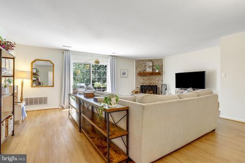 Townhouse in Arlington VA 949 Rolfe STREET 13.jpg