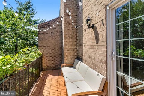 Townhouse in Arlington VA 949 Rolfe STREET 20.jpg