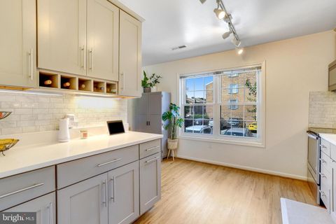 Townhouse in Arlington VA 949 Rolfe STREET 8.jpg