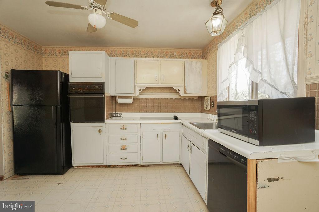 Photo 11 of 38 of 2 Penn Rd house