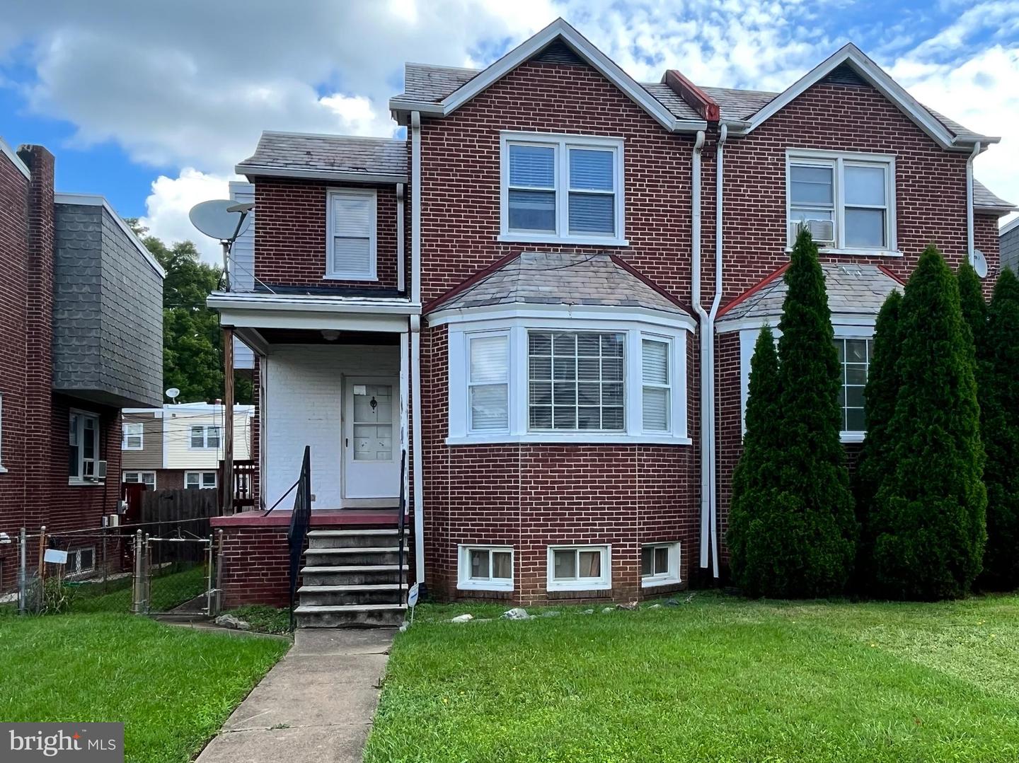 Photo 1 of 25 of 115 W 39th St multi-family property