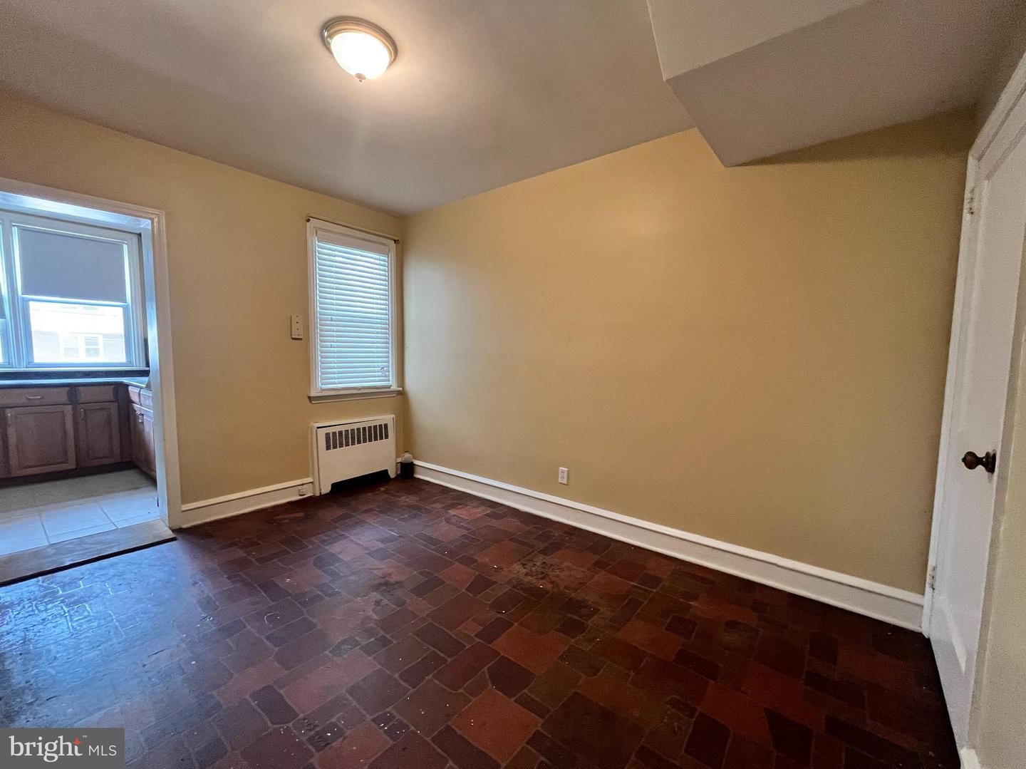 Photo 5 of 25 of 115 W 39th St multi-family property