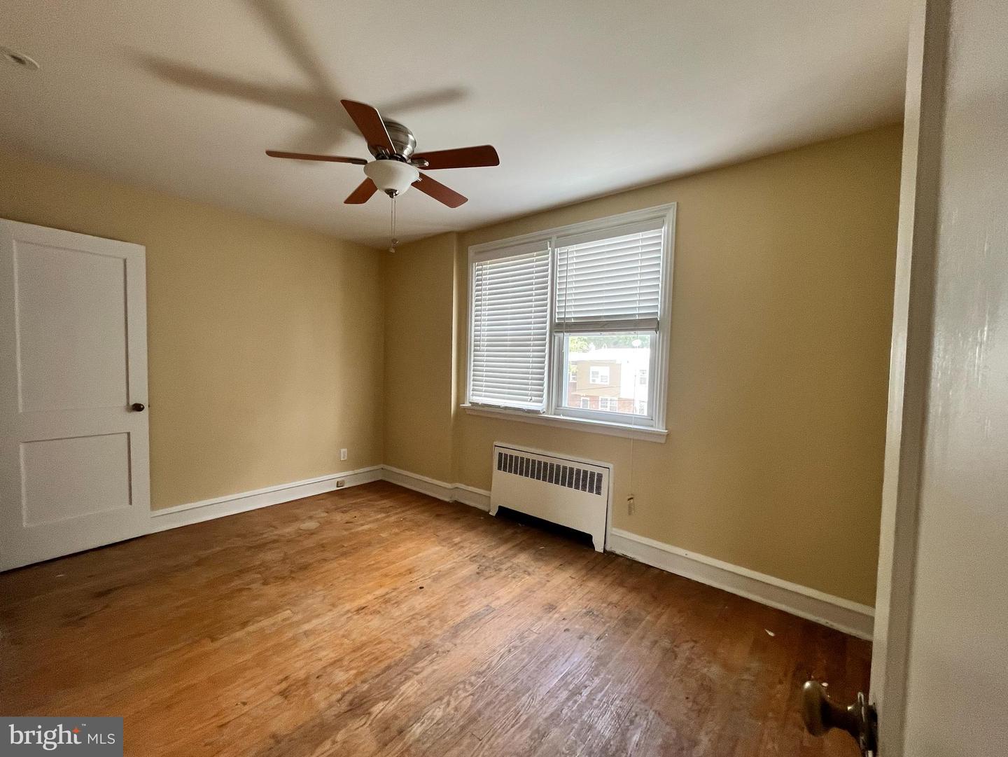 Photo 11 of 25 of 115 W 39th St multi-family property