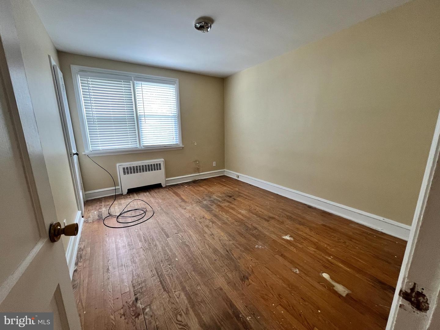 Photo 10 of 25 of 115 W 39th St multi-family property