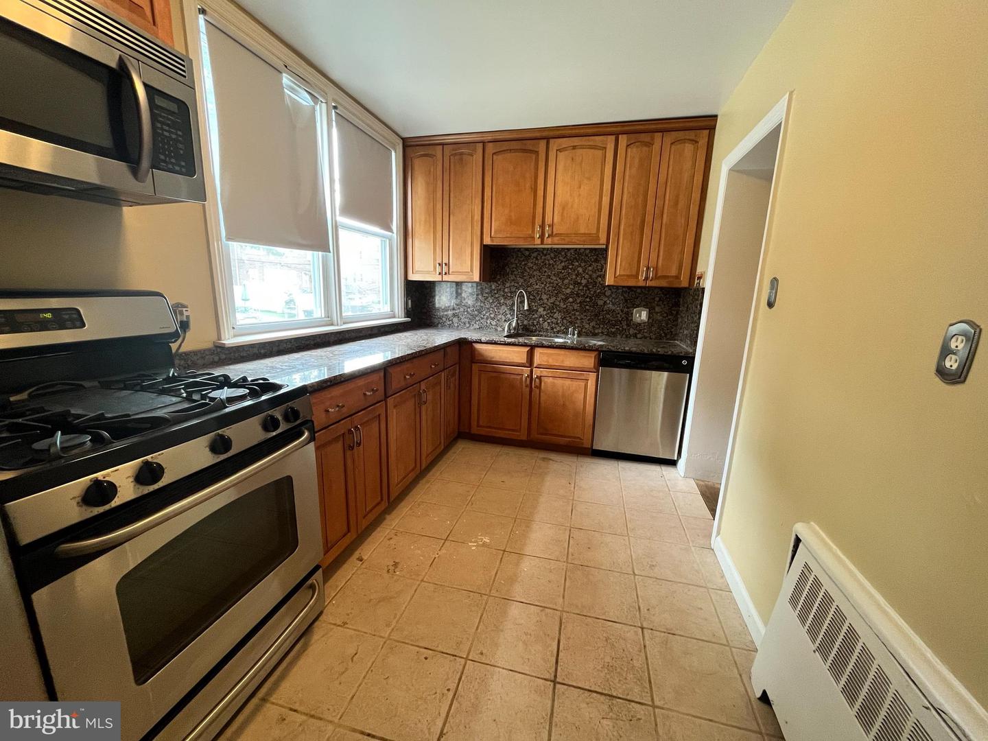 Photo 7 of 25 of 115 W 39th St multi-family property