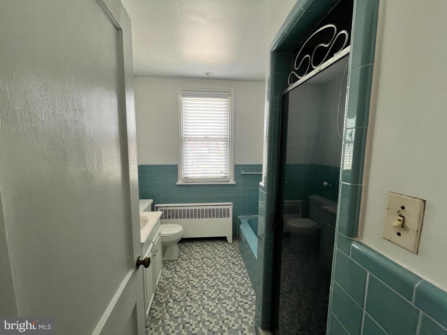 Photo 13 of 25 of 115 W 39th St multi-family property